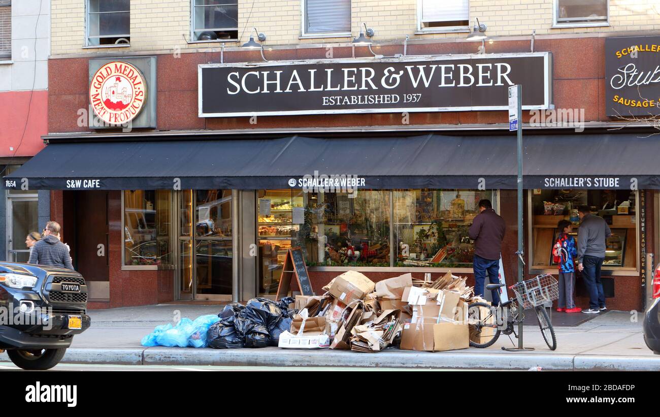 Schaller & Weber, 1654 2ème Avenue, New York, NY. Face extérieure d'un boucher et d'une épicerie allemands dans le quartier Yorkville de Manhattan. Banque D'Images