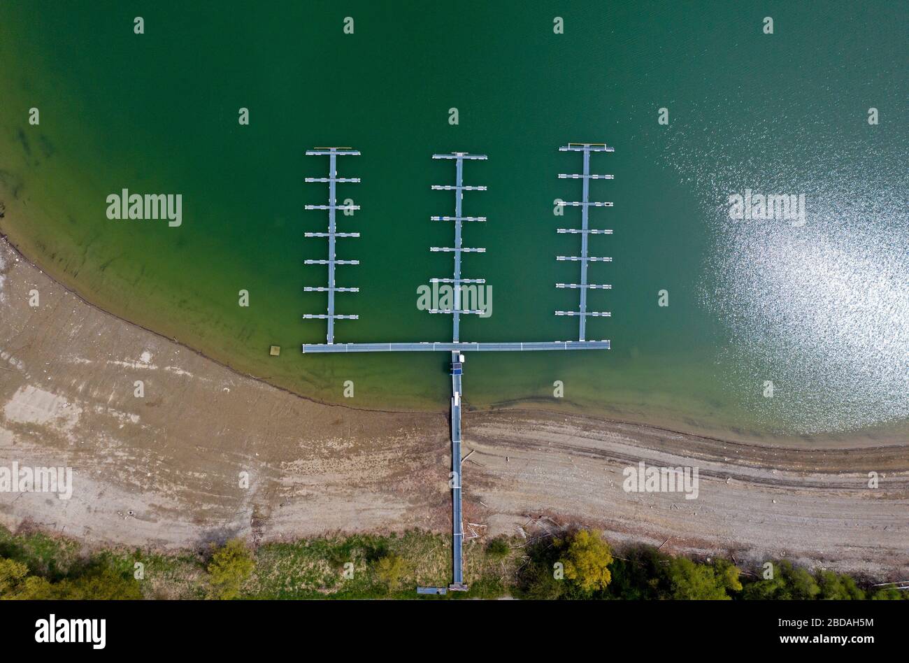 Vue de dessus d'une étape de débarquement orpheline en forme de fourche pour les bateaux sur un lac, lac Gruyère, lac de la Gruyere, Rossens, Canton de Friborg, Suisse Banque D'Images