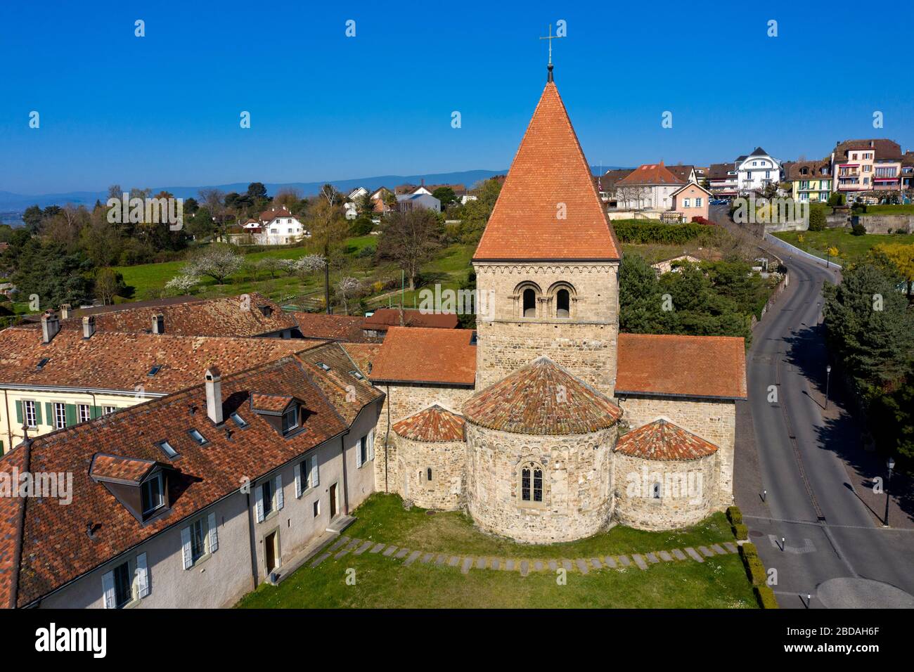 Église romane Saint-Sulpice avec une triple abside, St-Sulpice, Canton de Vaud, Suisse Banque D'Images