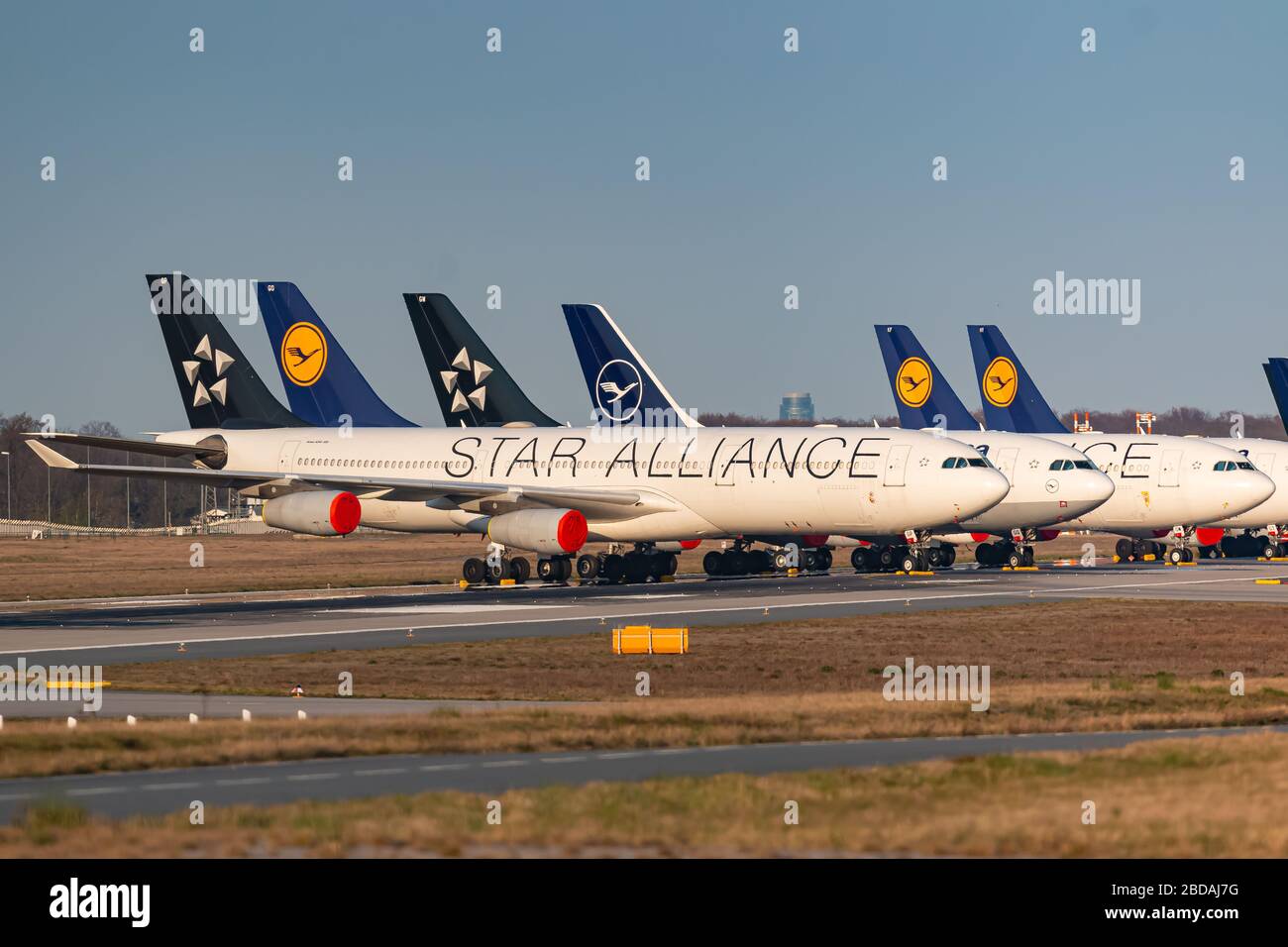 Francfort, Allemagne - 7 avril 2020: Lufthansa Airbus A340 mise à la terre et stockée à l'aéroport de Francfort (FRA) en Allemagne. Airbus est une entreprise aéronautique Banque D'Images