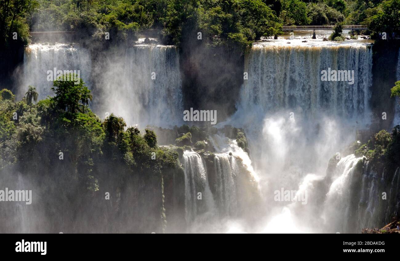 La puissante rivière Iguacu qui coule au bord des chutes d'eau du patrimoine mondial, Brésil Banque D'Images