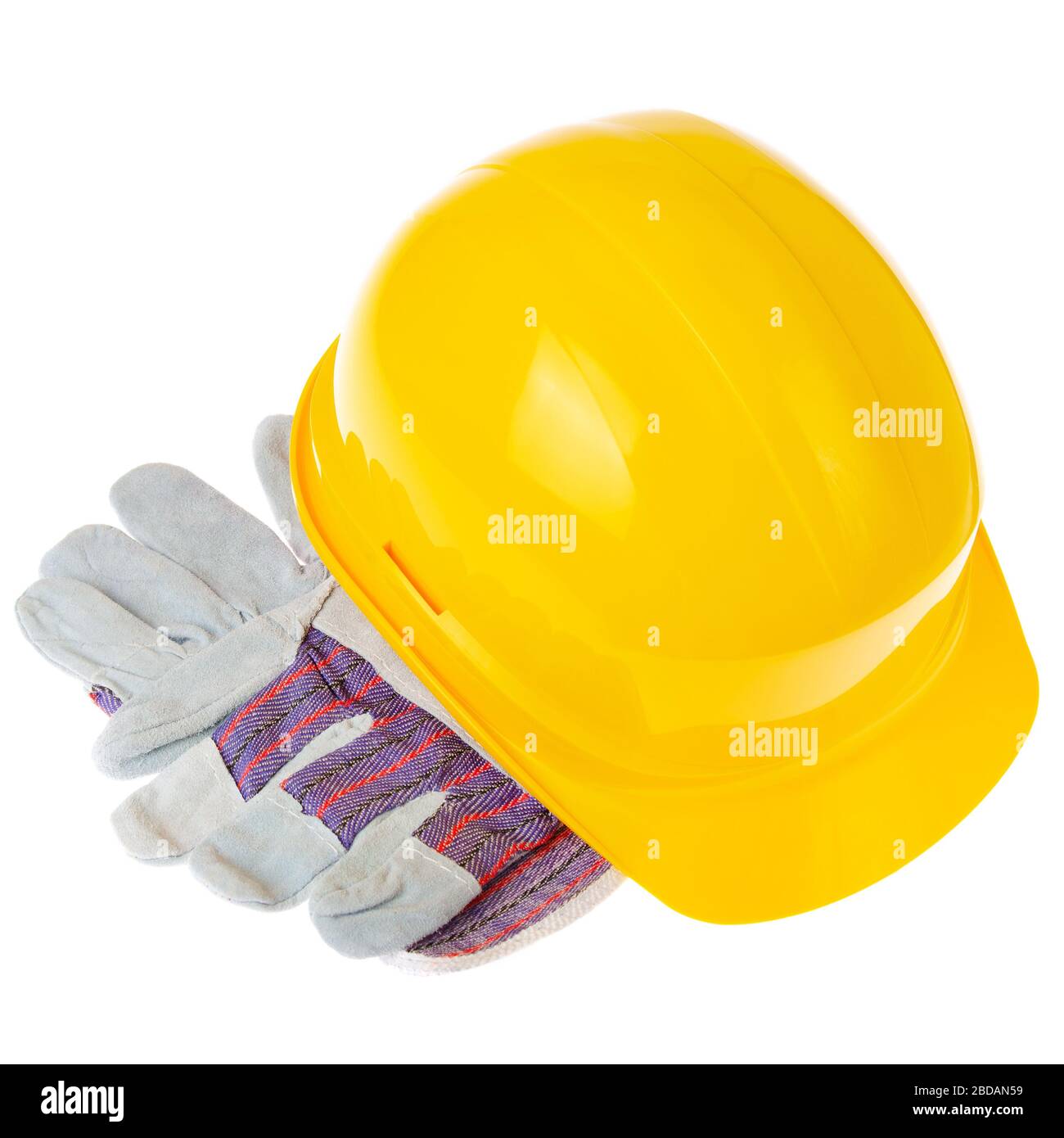 Casque en plastique jaune et gants de protection isolés sur fond blanc. Concept de travail sûr Banque D'Images