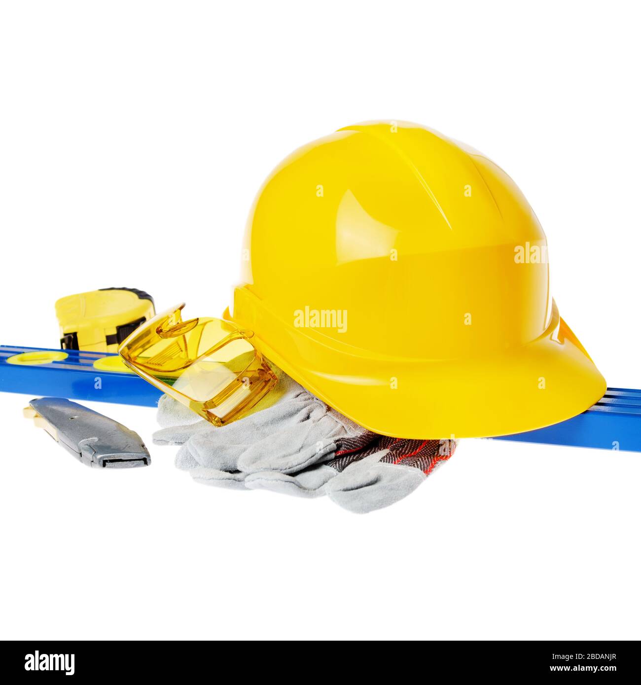 Casque en plastique jaune, lunettes, gants de protection, ruban de mesure, couteau de niveau et couteau isolé sur fond blanc. Concept de travail sûr Banque D'Images