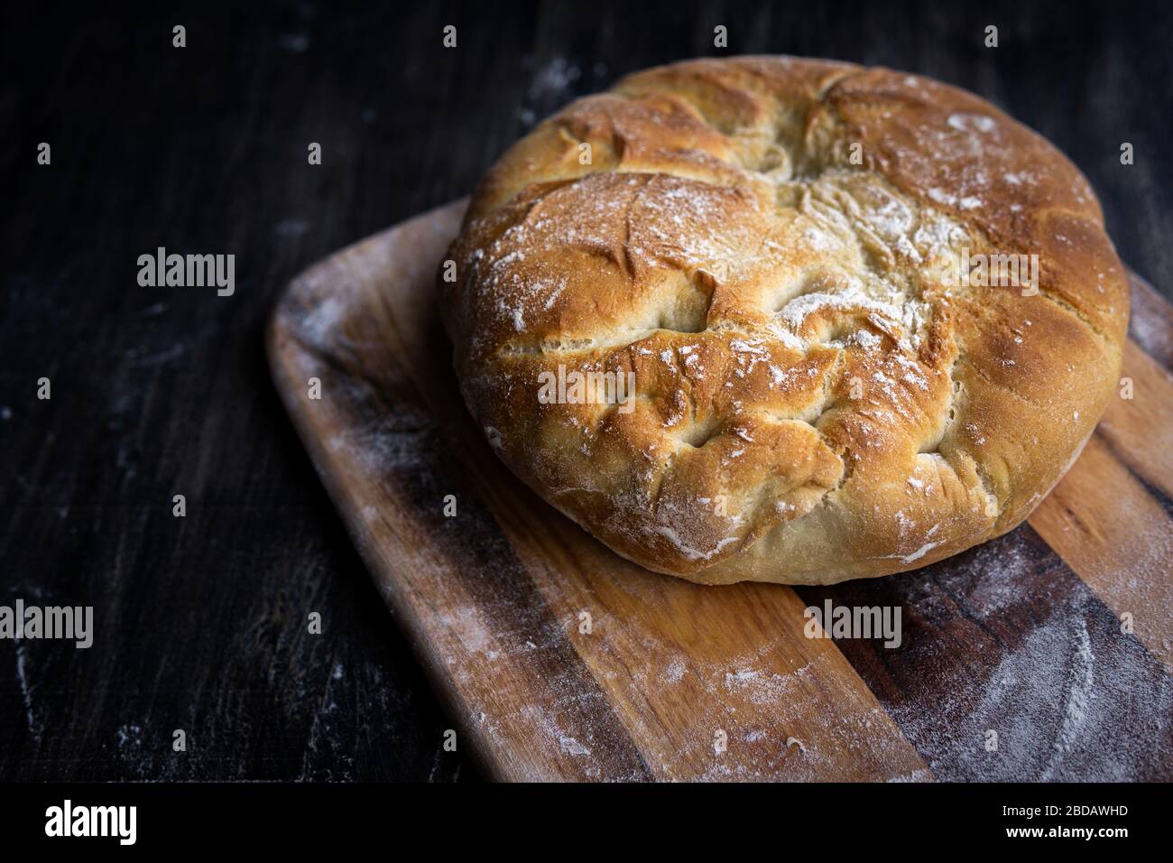 Maison fait du pain croustillant sur une palette en bois. Banque D'Images