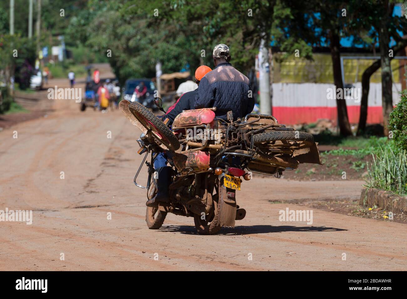 Un taxi moto, connu comme Boda boda, en Afrique de l'est étant utilisé pour transporter une autre moto dans le village de Lusigetti qui est approximatel Banque D'Images