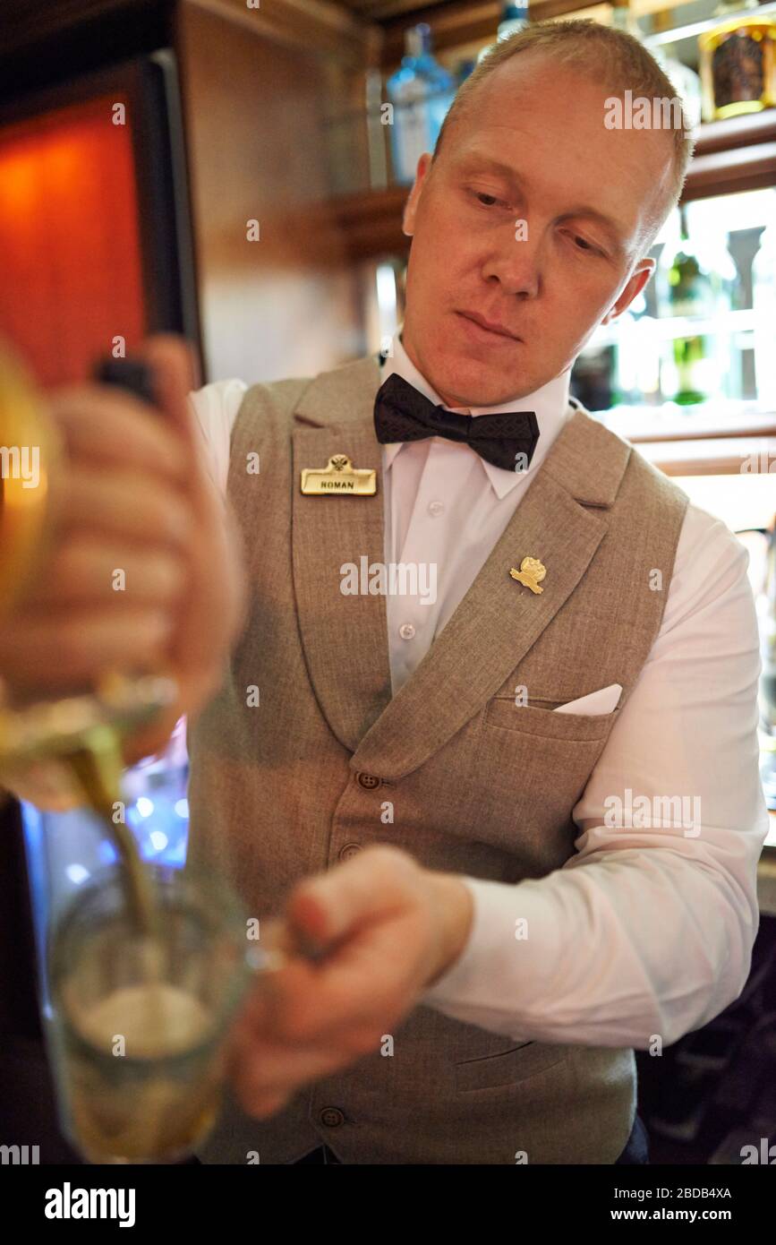 barman; voiture à manger; bar; bière pression; service de restauration Banque D'Images