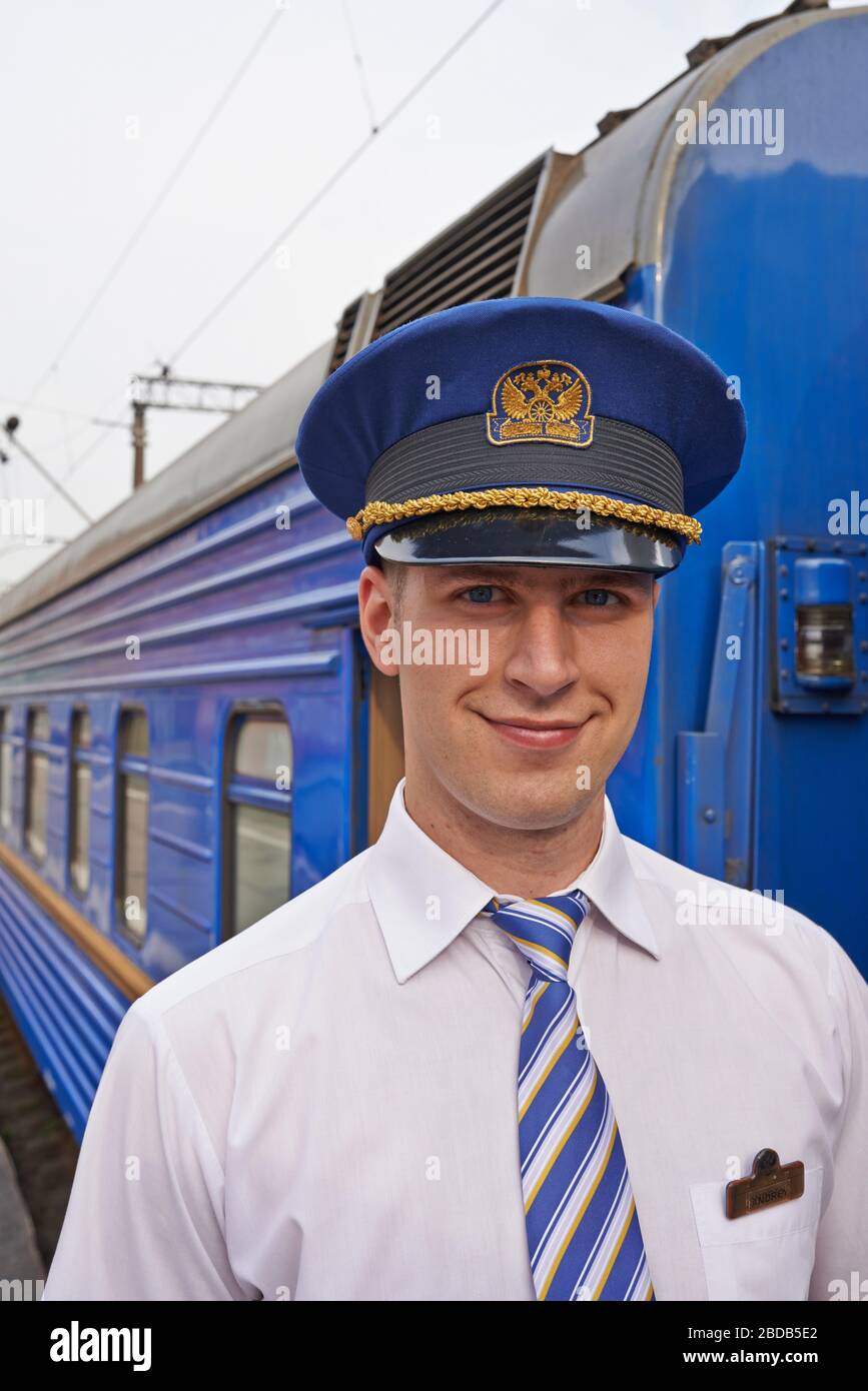 Conducteur de train dans un luxueux Trans-Siberian Express; portrait d'un conducteur en uniforme sur la plate-forme de la gare Banque D'Images