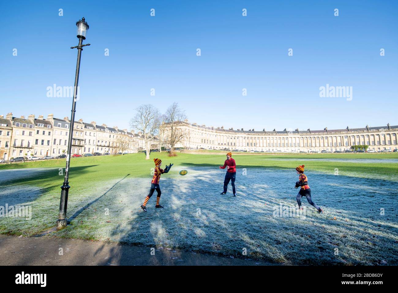 Une pratique familiale qui passe un ballon de rugby près du Royal Crescent à Bath UK Banque D'Images