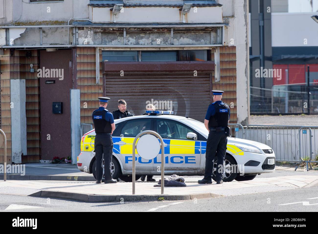 Une patrouille de police avec des agents de soutien communautaire négocie avec un homme à Weston-super-Mare pendant le verrouillage de Coronavirus Banque D'Images