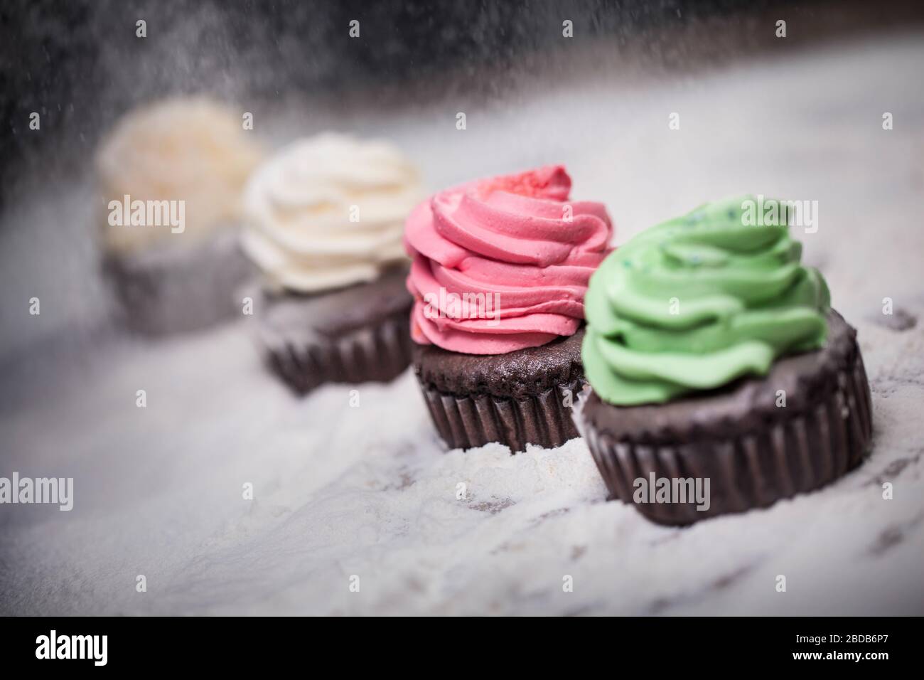 Petits gâteaux au café avec crème de garniture colorée Banque D'Images