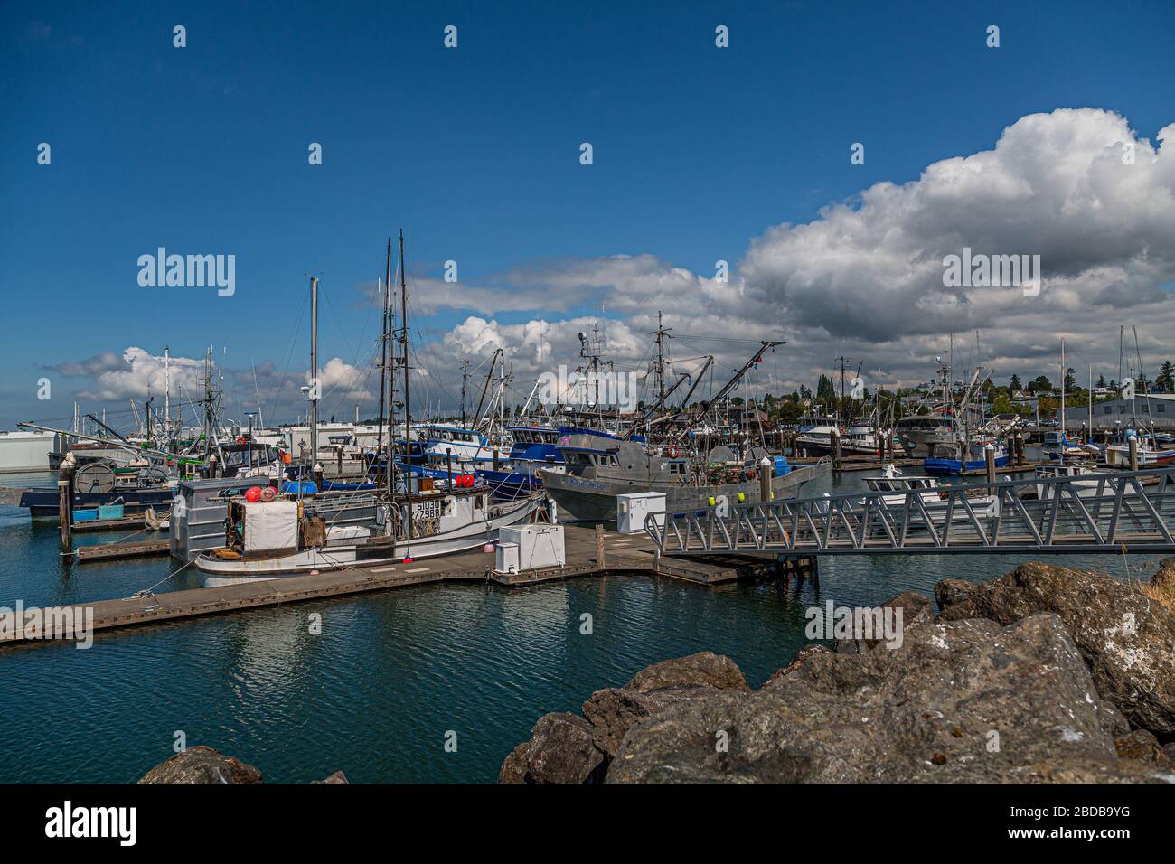 Port de plaisance de pêche au-delà des rochers Banque D'Images