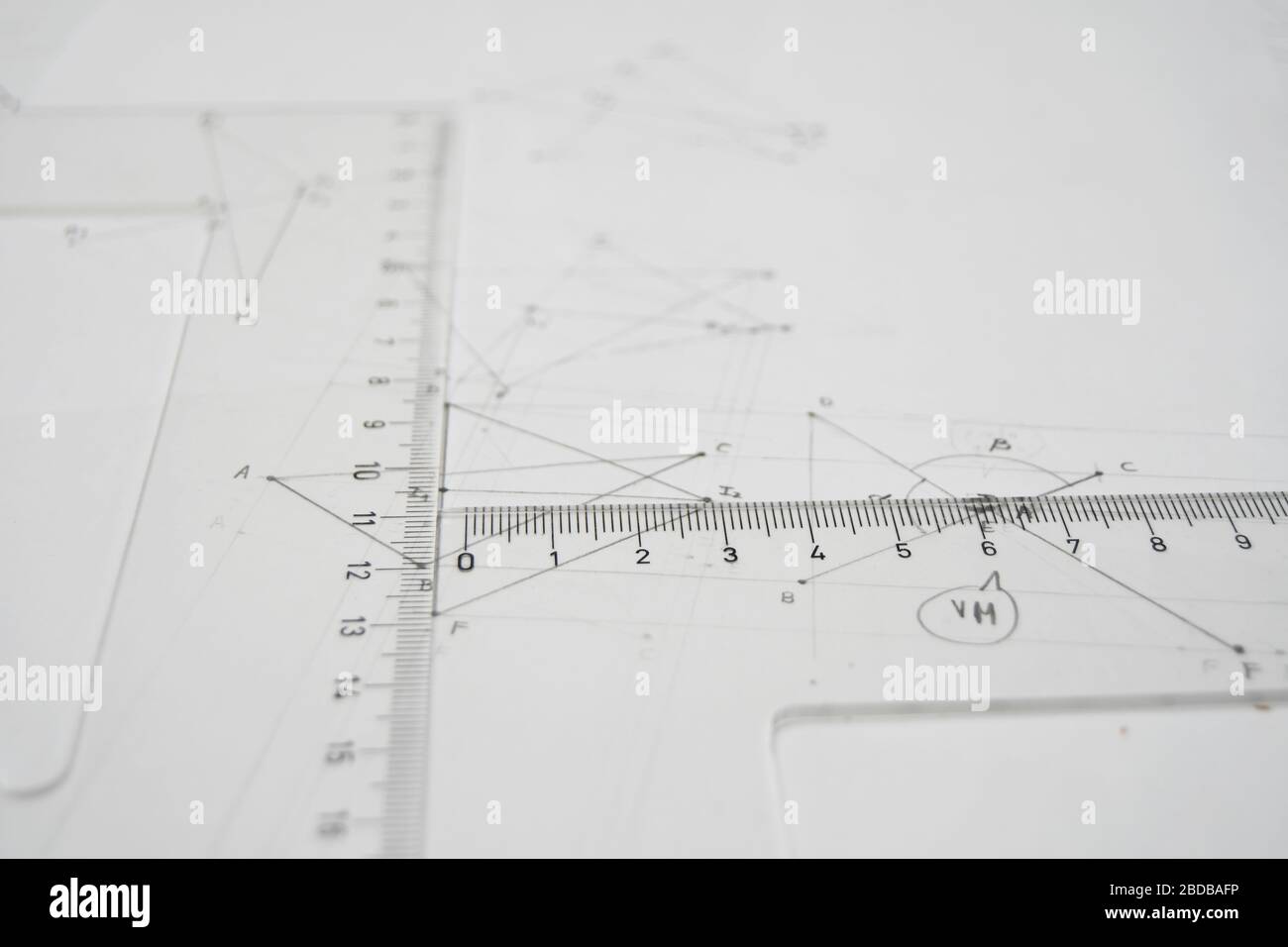 Dessin technique avec règles, carré, triangle, papiers Banque D'Images