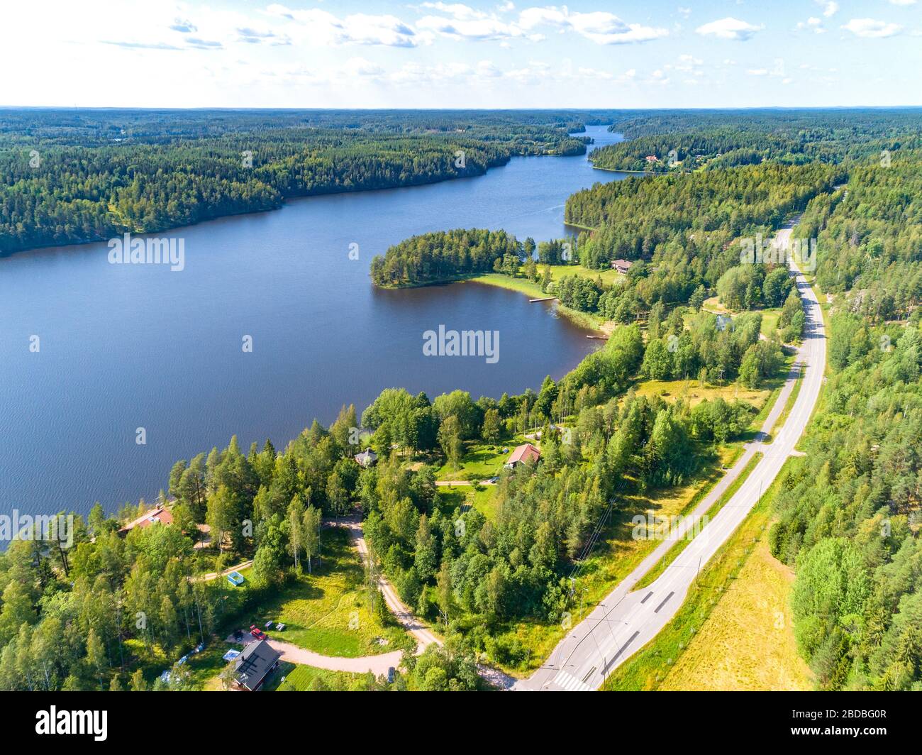 Vue aérienne des lacs bleus et des forêts vertes en Finlande. Banque D'Images