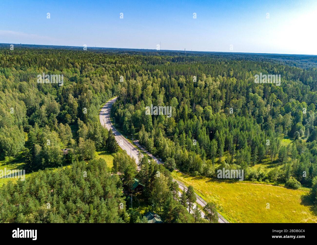 Vue aérienne des lacs bleus et des forêts vertes en Finlande. Banque D'Images