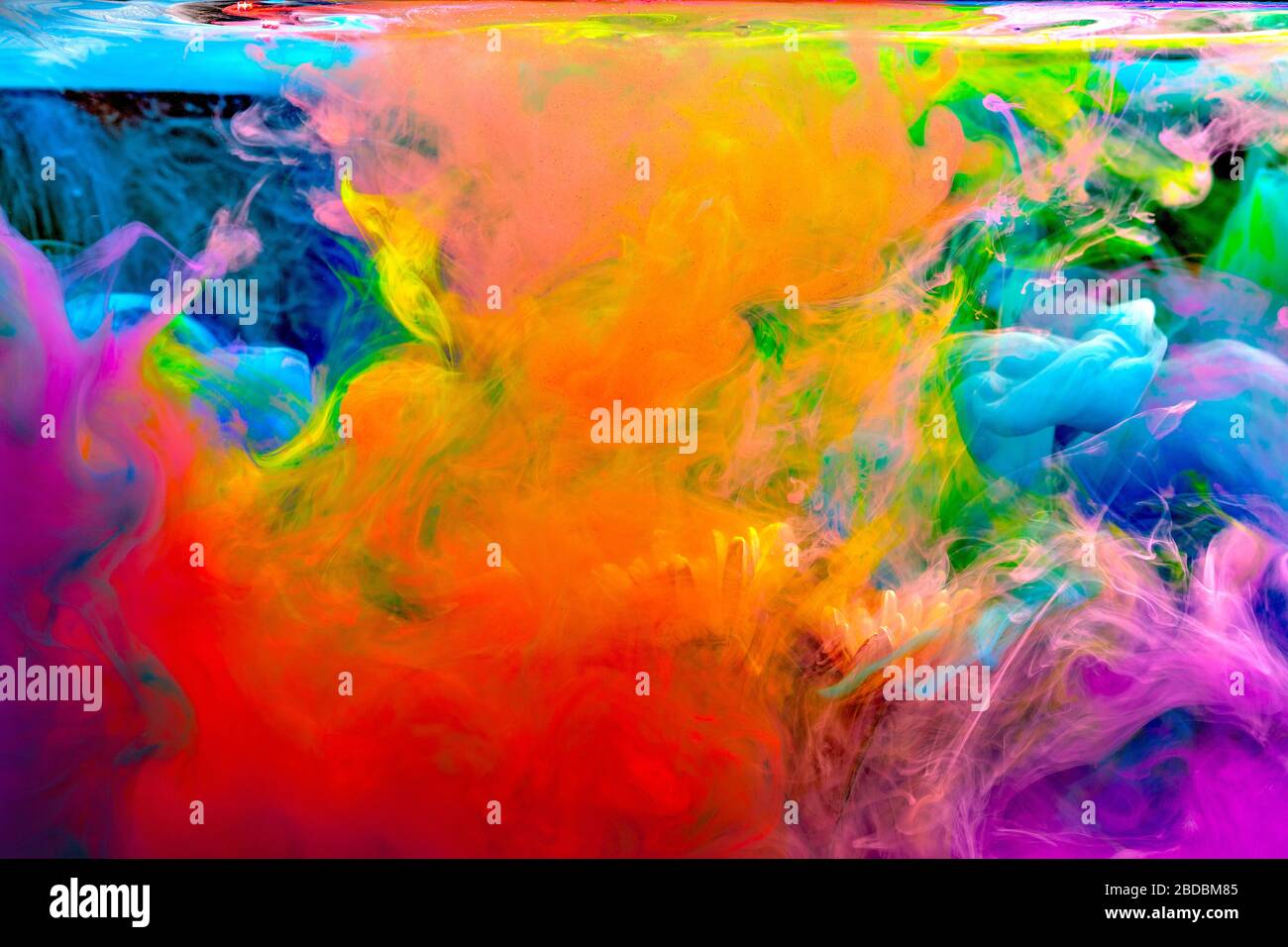 L'aquarelle colorée tombe dans l'eau avec des fleurs blanches Banque D'Images