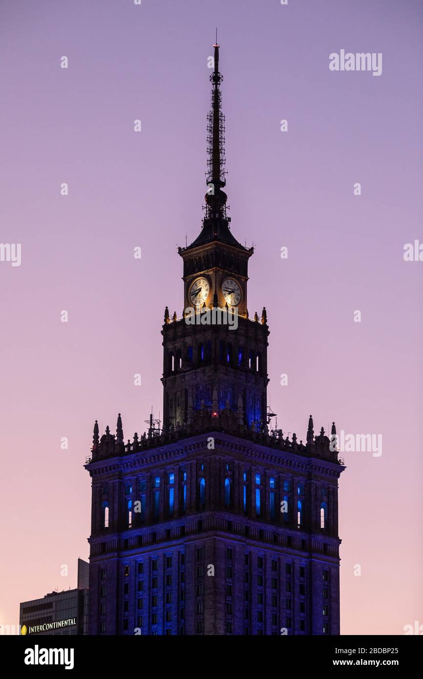6 avril 2020 Varsovie, Pologne. Palais de la Culture et de la Science et pont Slasko-Dabrowski illuminé en l'honneur des méniques polonais qui combattent avec COVID-19 Banque D'Images