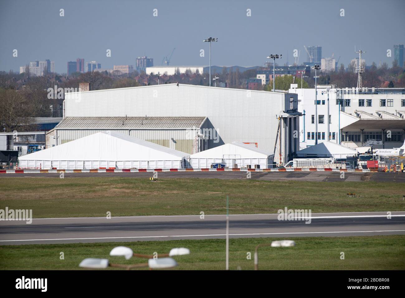 Le mortuaire temporaire de l'aéroport de Birmingham, qui serait opérationnel dans les jours à venir, alors que le Royaume-Uni continue de se verrouiller pour aider à freiner la propagation du coronavirus. Banque D'Images