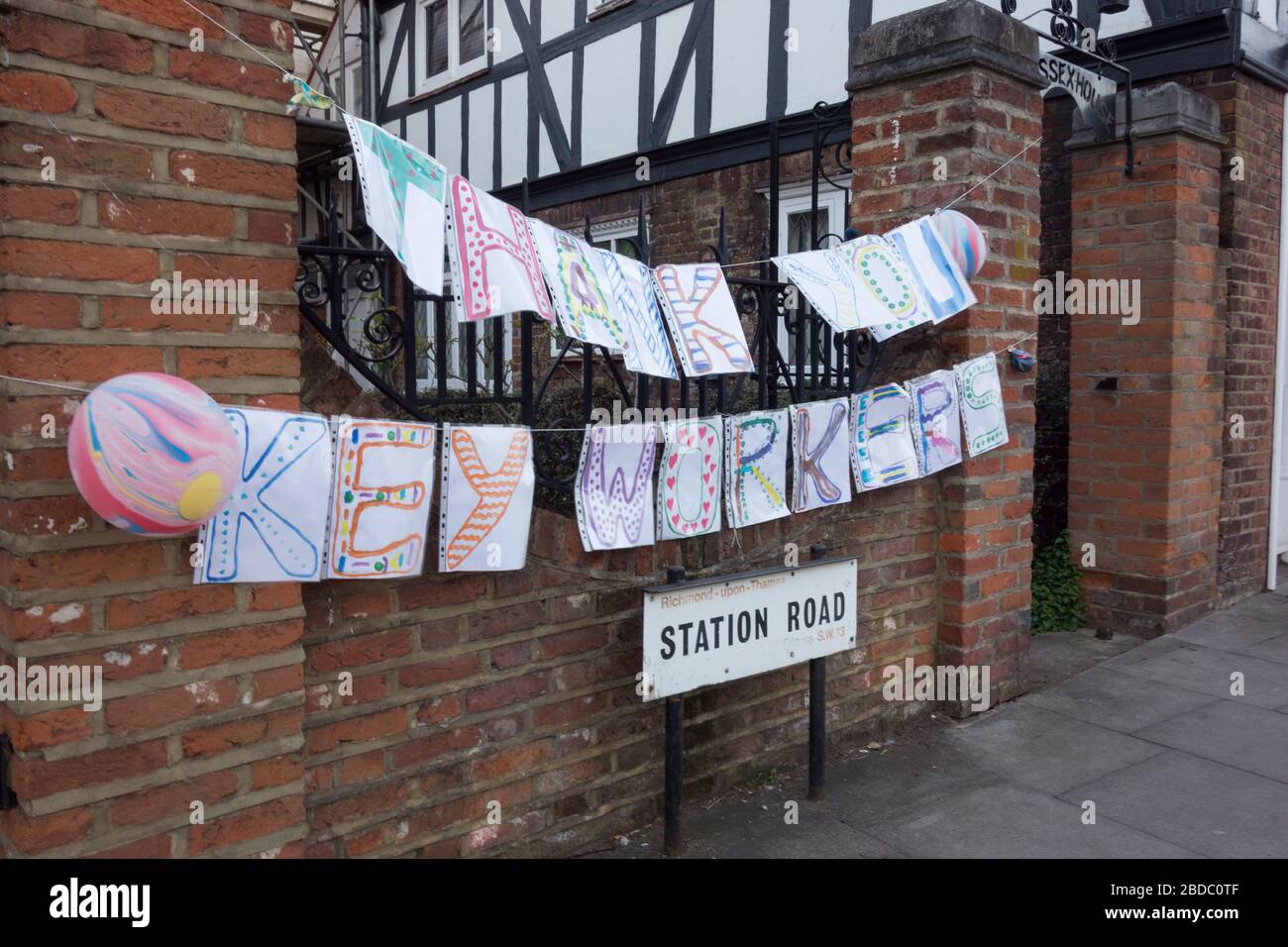 Merci aux principaux travailleurs de signer sur Station Road, Barnes, Londres, Royaume-Uni Banque D'Images
