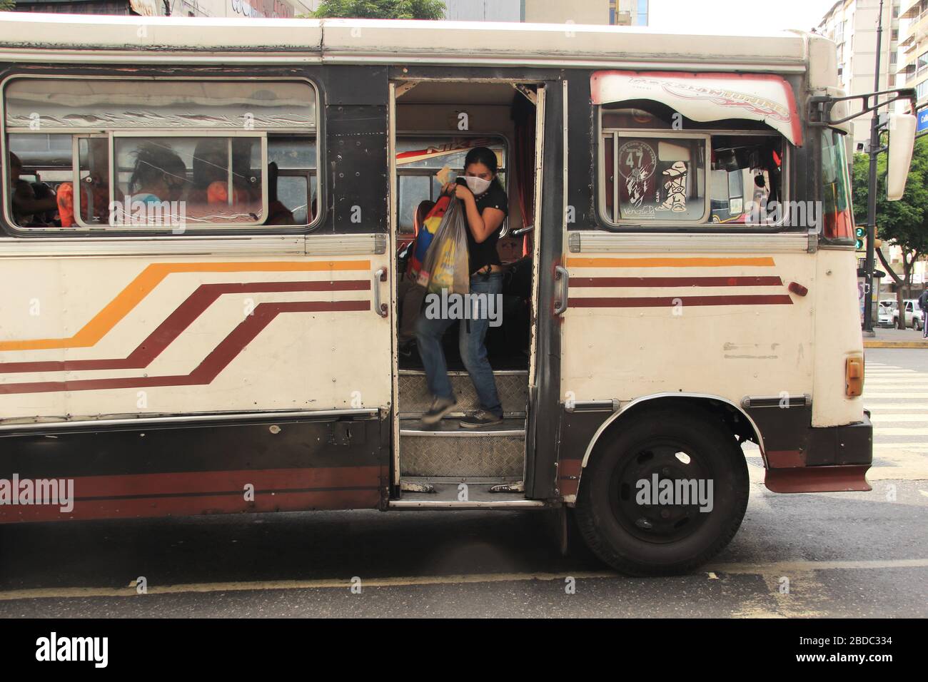 Caracas, Venezuela 31 mars 2020: Les résidents de Caracas ont demandé de porter un masque et des gants dans les transports publics pendant l'éclosion du coronavirus (COVID-19) Banque D'Images