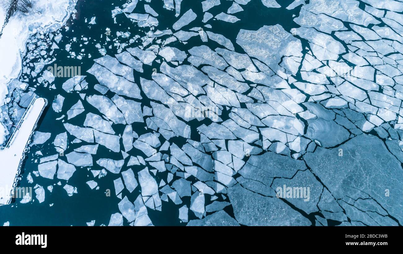 Vue aérienne de la flotte de glace gelée fissurée flottant sur la mer Baltique, Finlande Banque D'Images