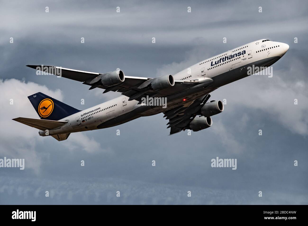 Lufthansa Boeing 747-8 D-ABYJ au départ de l'aéroport de Francfort Banque D'Images