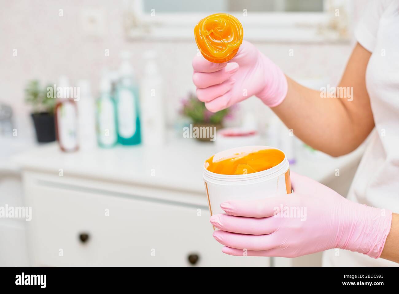 cire pour dépilating talc et bandes de tissu sur le la table a une place pour écrire Banque D'Images