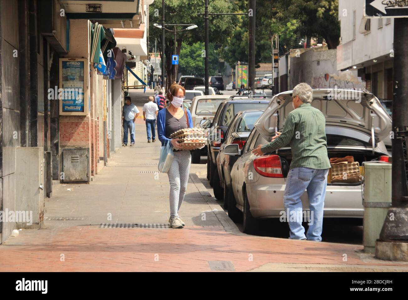 Caracas, Venezuela 31 mars 2020: Les gens s'approvisionnant en œufs à Caracas. Augmentation de la demande d'œufs au Venezuela ces dernières semaines Banque D'Images