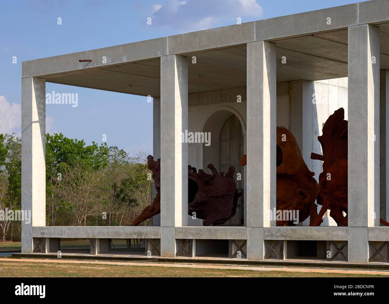 Élévation latérale de la colonnade avec sculptures. Plantel Matilde, Yucatan, Mexique. Architecte: Javier Marín et Arcadio Marín, 2020. Banque D'Images