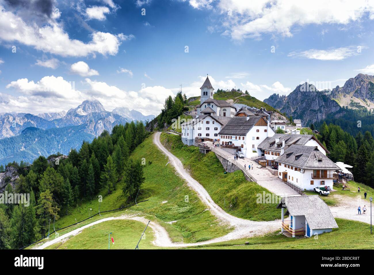 Village de monte Lussari avec Alpes juliennes en arrière-plan. Région de Tarvisio, province d'Udine, région de Friuli Venezia Giulia. Concept de village alpin. Banque D'Images