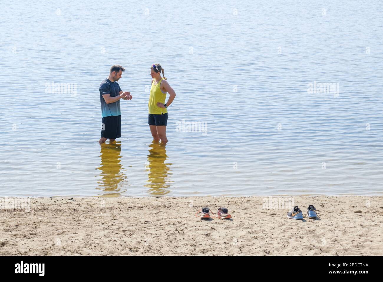 Hanovre, Allemagne. 08 avril 2020. Sabrina et Oliver se refroidissent après avoir fait du jogging dans le lac d'Altwarmbüchener. Crédit: OLE Spata/dpa/Alay Live News Banque D'Images