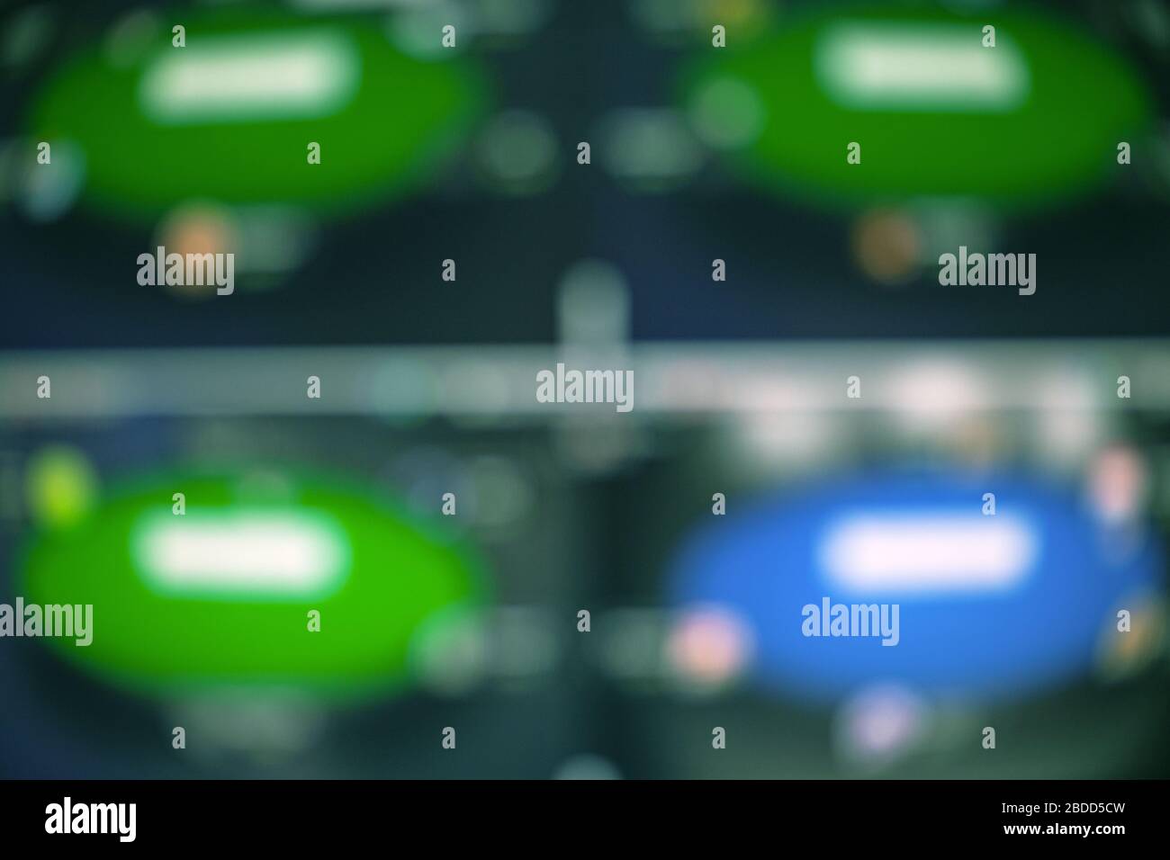 poker en ligne, tables de salle de poker bokeh arrière-plan,mockup. Banque D'Images