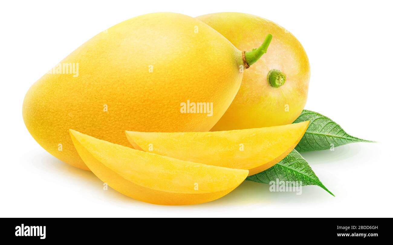 Mangues jaunes isolées. Deux fruits et tranches de mangue isolés sur fond blanc avec chemin de découpe Banque D'Images