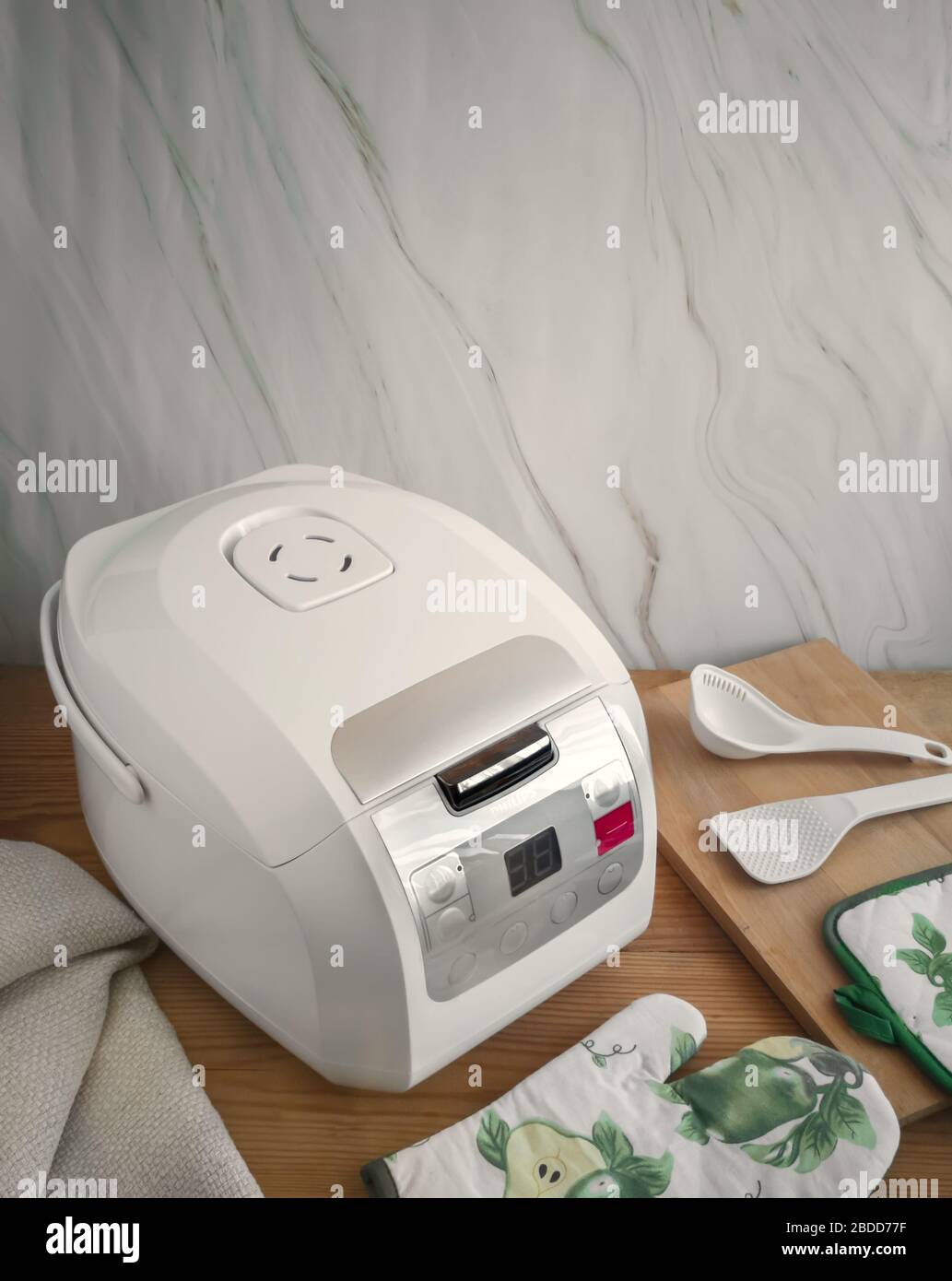 Cuisinière électrique moderne et un ensemble d'accessoires de cuisine Banque D'Images