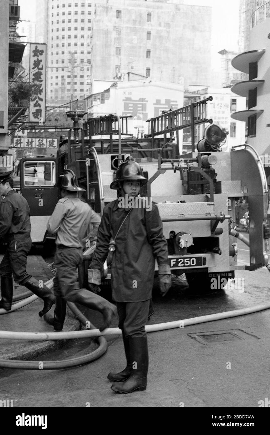 Les services d'urgence, y compris les pompiers, assistent à un incendie de bâtiment dans la rue Kennedy, sur la route Queen's est, sur l'île de Hong Kong, en 1979 photo de Tony Henshaw Banque D'Images