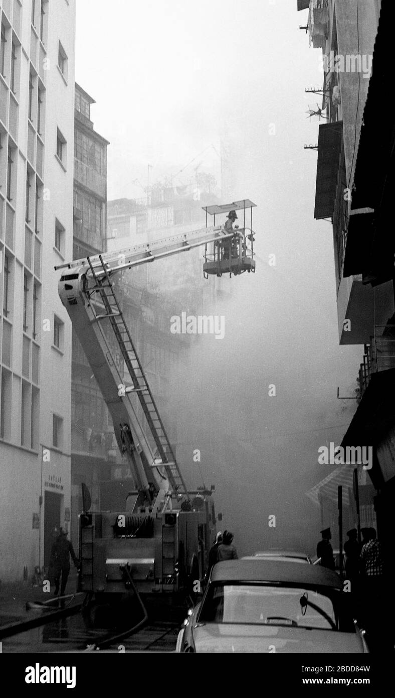 Les services d'urgence, y compris les pompiers, assistent à un incendie de bâtiment dans la rue Kennedy, sur la route Queen's est, sur l'île de Hong Kong, en 1979 photo de Tony Henshaw Banque D'Images