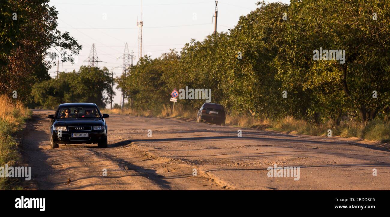 31.08.2016, Vulcanesti, Rajon Gaugasien, Moldavie - les voitures se glissent le long d'une route de pays délabrée dans le sud. 00A160831D438CAROEX.JPG [MODE Banque D'Images
