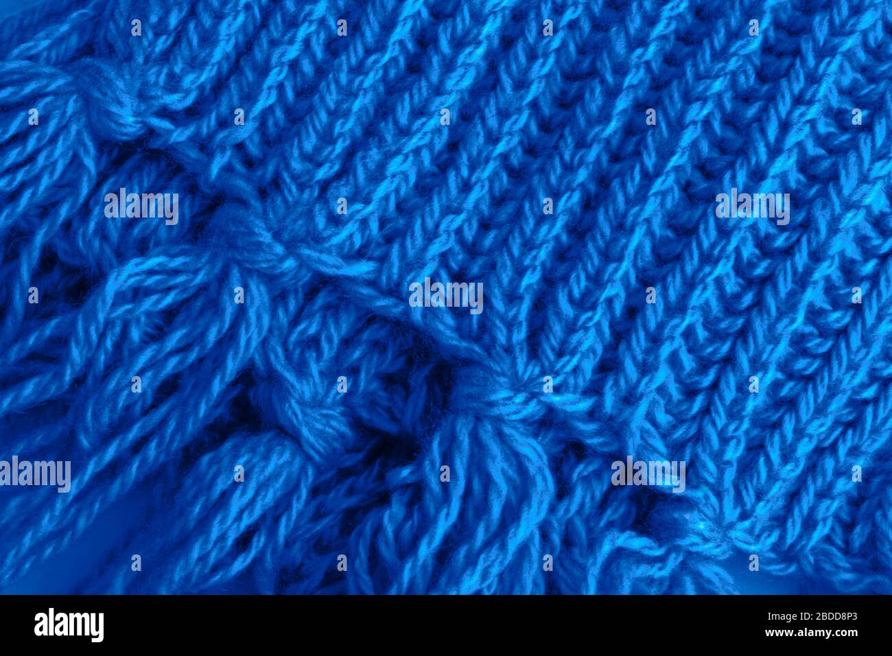 Un fragment d'un foulard en laine. Le concept de soins et de chaleur. Gros plan. Banque D'Images