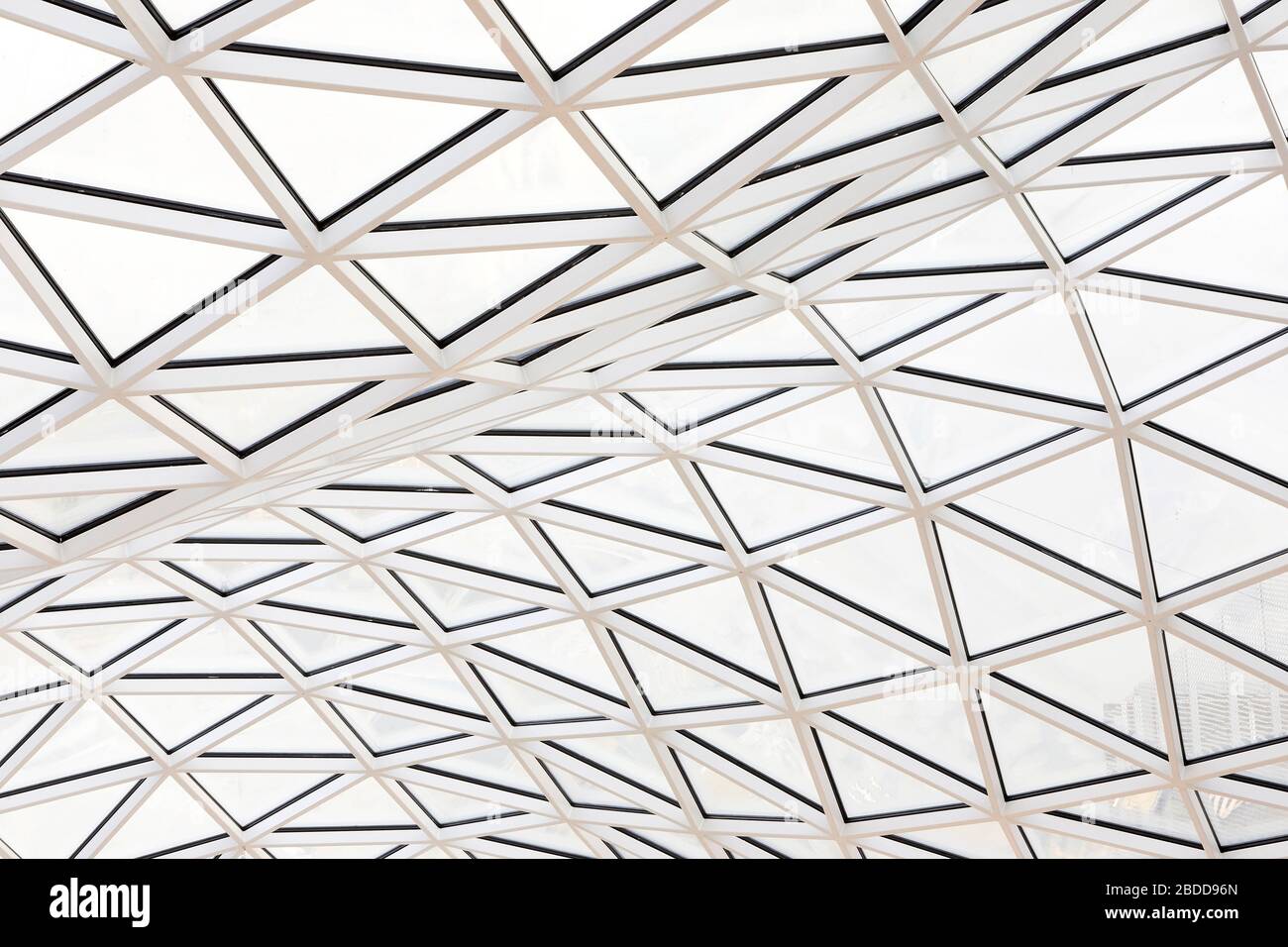 Structure en toit plein-ciel avec panneaux en verre triangulaires. Westfield White City, Londres, Royaume-Uni. Architecte : UNStudio, 2018. Banque D'Images