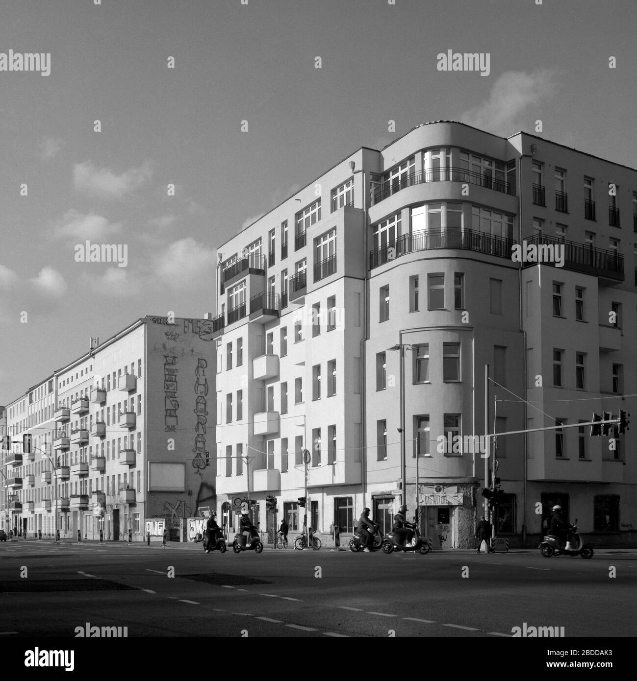 09.03.2019, Berlin, Berlin, Allemagne - ancien bâtiment rénové à Stralauer Allee à l'angle de Markgragendamm à Berlin-Friedrichshain. 00P190309D37 Banque D'Images