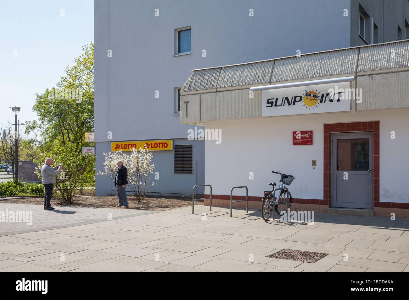 07.04.2019, Berlin, Berlin, Allemagne - deux hommes ont pris des photos d'eux-mêmes devant un buisson fleuri sur la promenade Marzahn à Berlin-Marzahn. 1 Banque D'Images