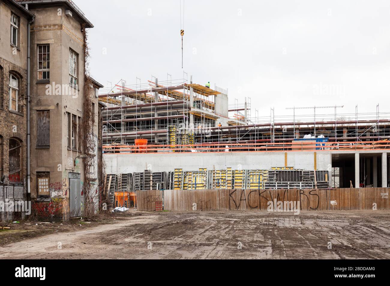 27.03.2019, Berlin, Berlin, Allemagne - Ruin des Glassworks et le site de construction d'un nouveau bâtiment de bureaux à Glasblaeserallee à Berlin-Friedri Banque D'Images