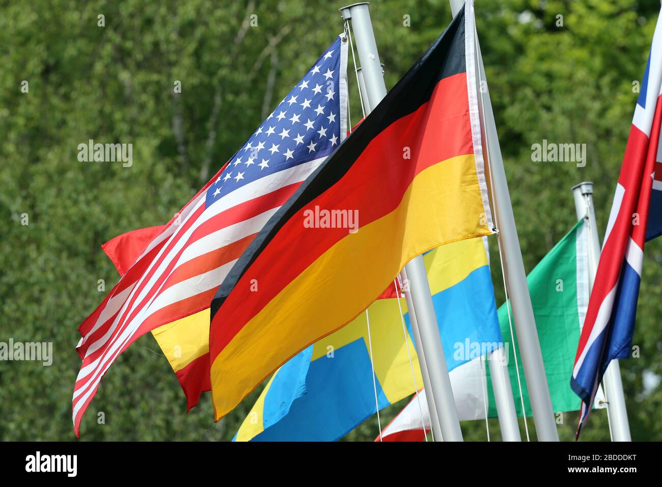 13.05.2018, Hambourg, Hambourg, Allemagne - des drapeaux nationaux de différents pays se révegent dans le vent. 00S180513D428CAROEX.JPG [VERSION DU MODÈLE : PAS APPL Banque D'Images