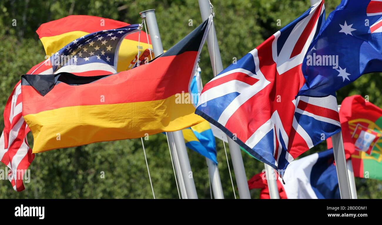 13.05.2018, Hambourg, Hambourg, Allemagne - les drapeaux nationaux des différents pays soufflent dans le vent. 00S180513D429CAROEX.JPG [VERSION DU MODÈLE : NON APPLICABLE Banque D'Images