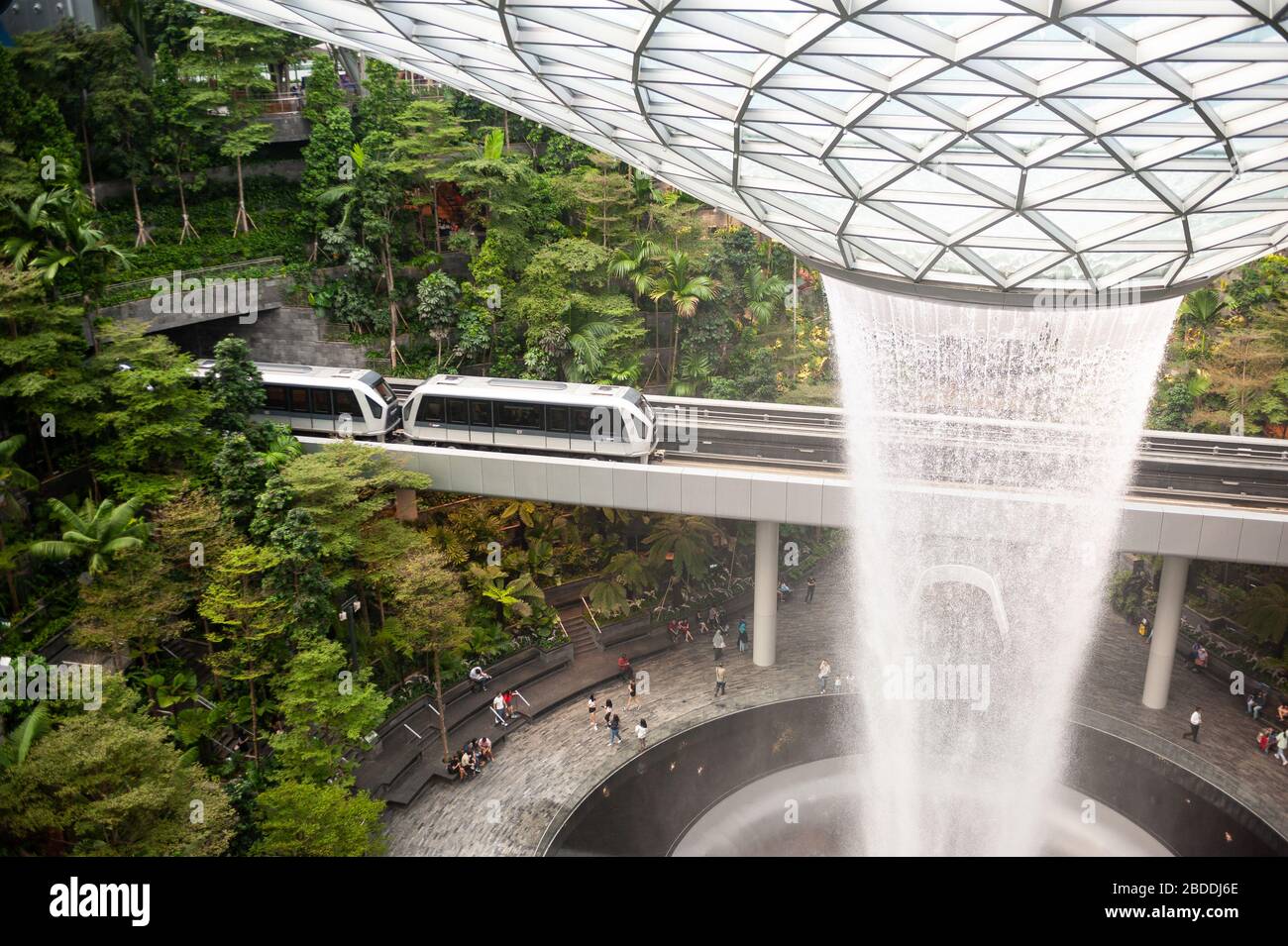 18.03.2020, Singapour, , Singapour - Forest Valley avec cascade de Vortex de pluie HSBC dans le nouveau terminal Jewel de l'aéroport international de Changi. Le desi Banque D'Images