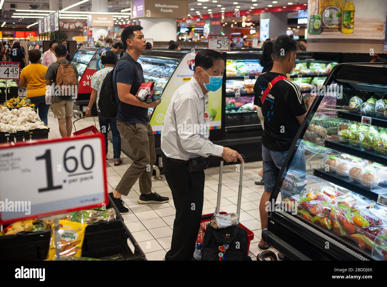 25.03.2020, Singapour, , Singapour - un homme âgé porte un masque respiratoire lorsqu'il fait des achats dans un supermarché du district d'Ang Mo Kio pour le protéger Banque D'Images