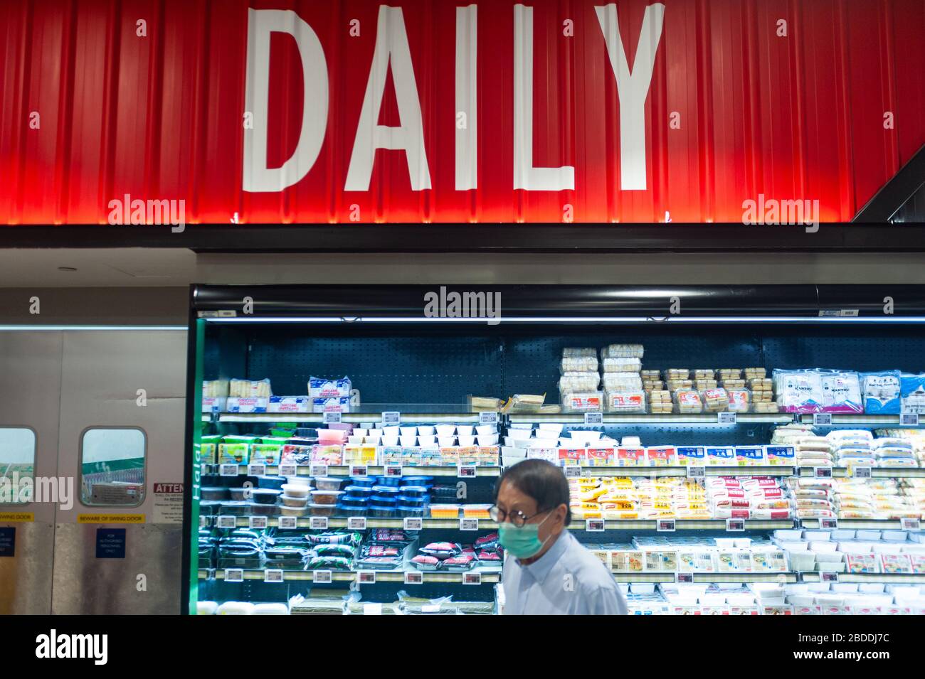 25.03.2020, Singapour, , Singapour - un homme âgé porte un respirateur lorsqu'il fait des achats dans un supermarché du district d'Ang Mo Kio pour protéger les hirs Banque D'Images
