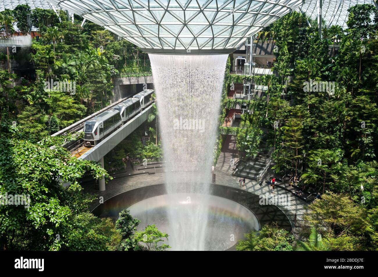 28.03.2020, Singapour, , Singapour - Forest Valley avec cascade de Vortex de pluie HSBC dans le nouveau terminal Jewel de l'aéroport international de Changi. Le desi Banque D'Images