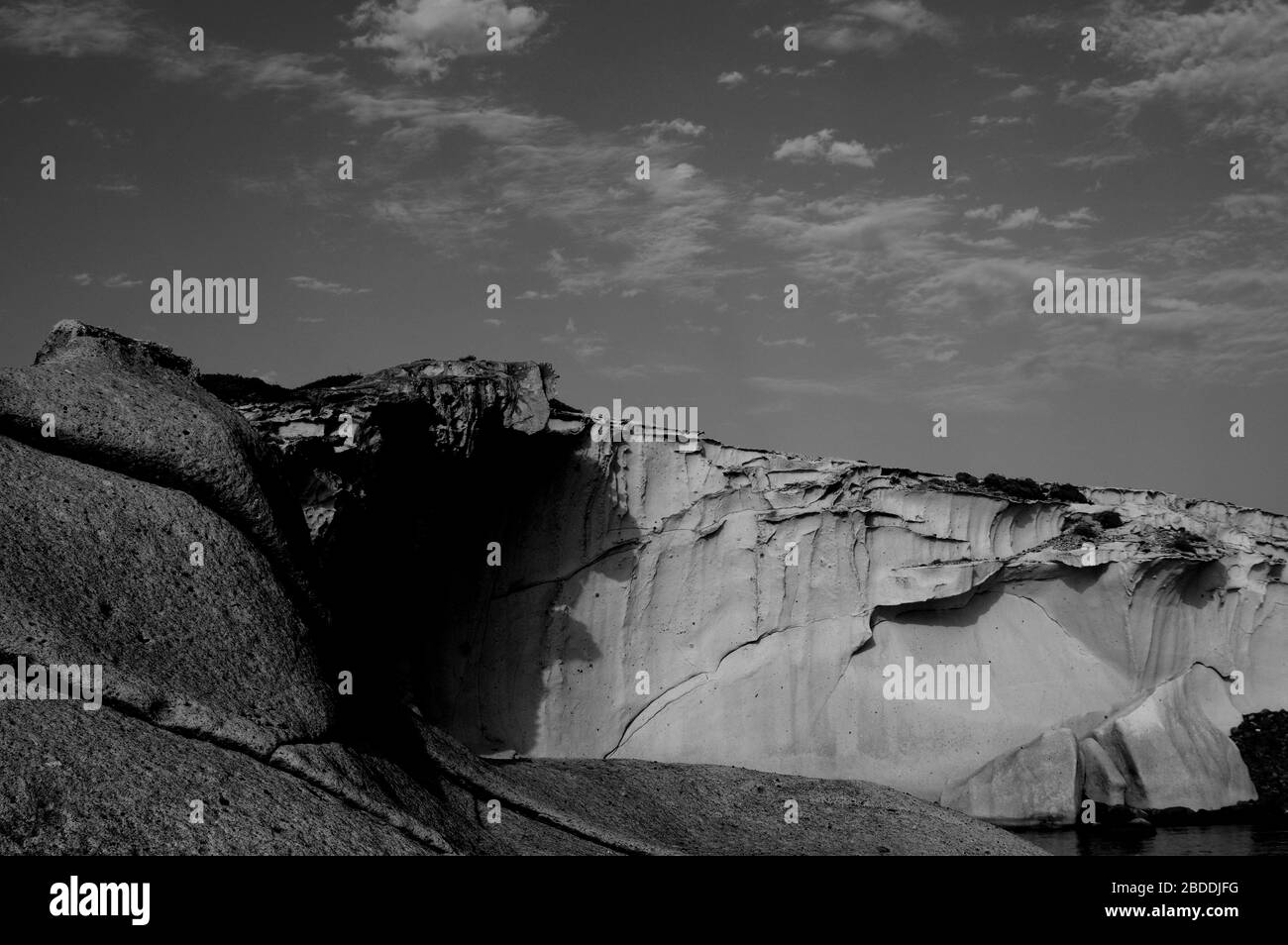 D'énormes roches grises sur la côte de la mer Méditerranée en Sardaigne, en Italie. Banque D'Images