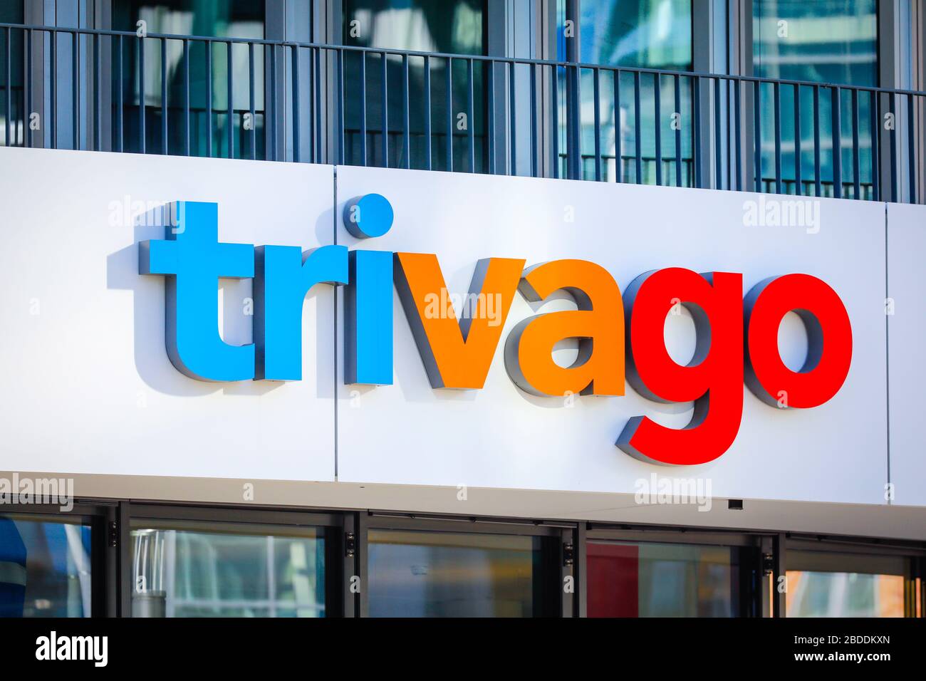 07.02.2020, Düsseldorf, Rhénanie-du-Nord-Westphalie, Allemagne - trivago, logo de la société sur la façade du siège, trivago est un hôtel metasearch sur t Banque D'Images