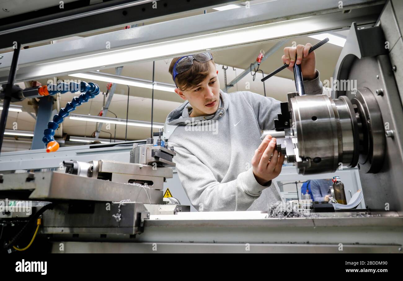 12.02.2020, Remscheid, Rhénanie-du-Nord-Westphalie, Allemagne - formations dans les professions du métal, ici à un machine-outil, centre de formation professionnelle des Rems Banque D'Images